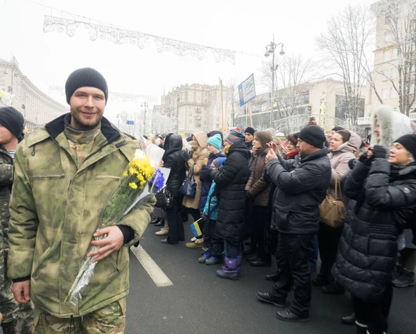 Kiev residents welcoming  battalion Kyiv 12 — Stock Photo, Image