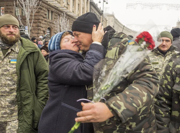 Kiev bewoners verwelkomen bataljon Kiev 12 — Stockfoto