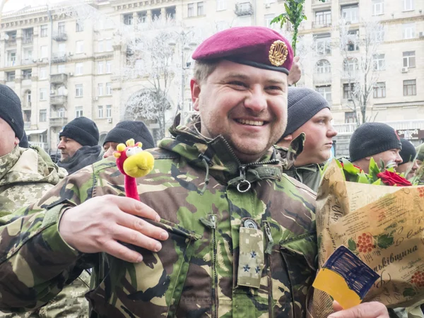 Κίεβο κάτοικοι καλωσορίζοντας τάγμα Κίεβο 12 — Φωτογραφία Αρχείου