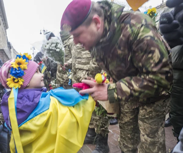 Kiev residents welcoming  battalion Kyiv 12 — Stock Photo, Image