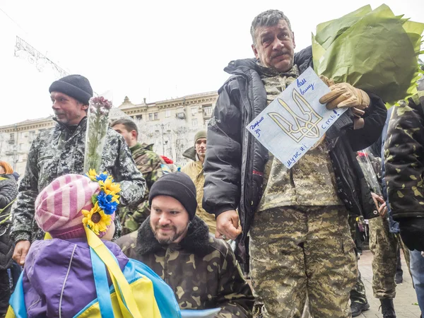Κίεβο κάτοικοι καλωσορίζοντας τάγμα Κίεβο 12 — Φωτογραφία Αρχείου