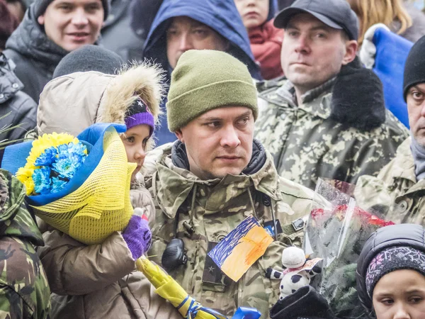 Киевляне приветствуют батальон Киев 12 — стоковое фото