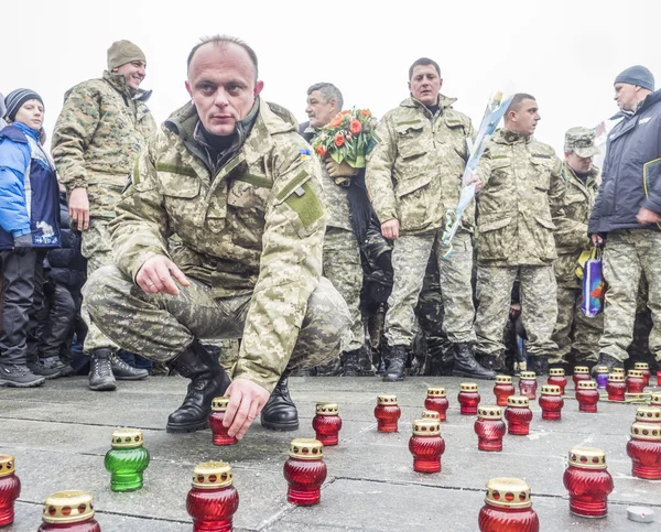 Kiev bewoners verwelkomen bataljon Kiev 12 — Stockfoto