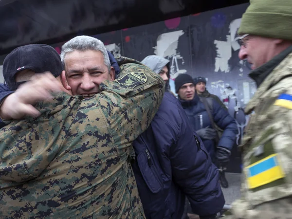 Residentes de Kiev dan la bienvenida al batallón Kiev 12 —  Fotos de Stock