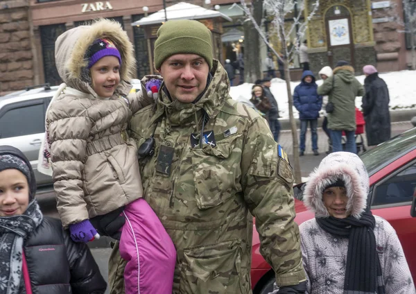 Kiev résidents accueillant bataillon Kiev 12 — Photo