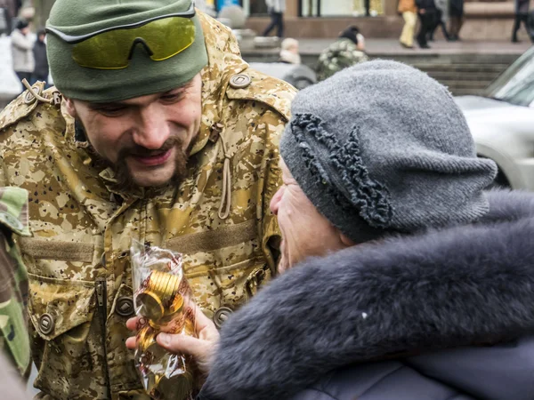 Киевляне приветствуют батальон Киев 12 — стоковое фото