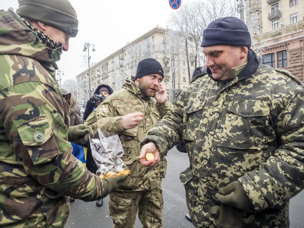 Κίεβο κάτοικοι καλωσορίζοντας τάγμα Κίεβο 12 — Φωτογραφία Αρχείου