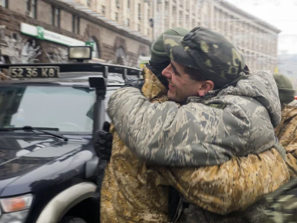 Kiev résidents accueillant bataillon Kiev 12 — Photo