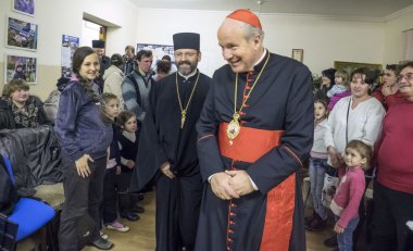 Papalık elçisi Ukraynalı mülteciler ile bir araya geldi
