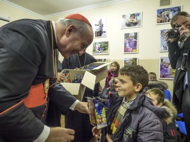 Papalık elçisi Ukraynalı mülteciler ile bir araya geldi