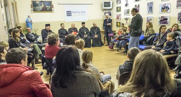 Papal envoy met with ukrainian refugees — Stock Photo, Image