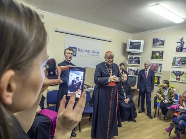 Papieski wysłannik spotkał się z ukraińskim uchodźców — Zdjęcie stockowe
