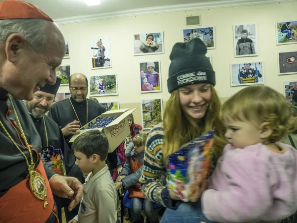 教皇特使会见乌克兰难民 — 图库照片