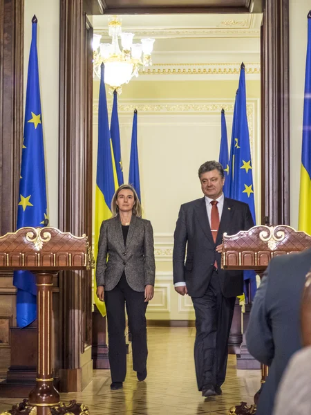 Petro Poroszenko z Federica Mogherini — Zdjęcie stockowe