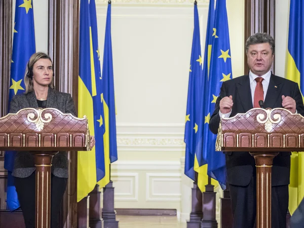 Federica Mogherini와 석유 Poroshenko — 스톡 사진