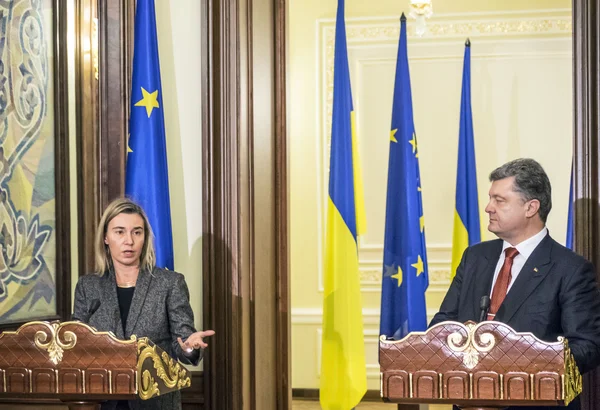 Petro Poroshenko s Federica Mogherini — Stock fotografie
