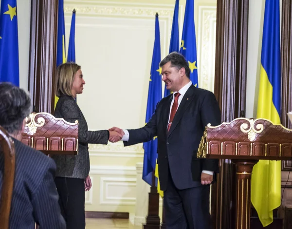 Petro Poroshenko con Federica Mogherini — Foto de Stock
