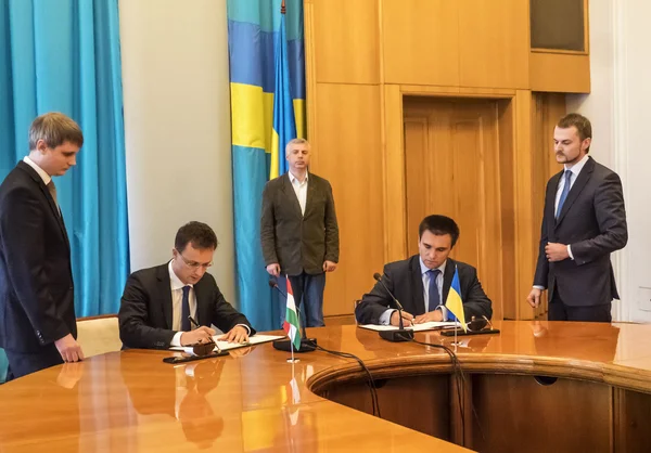 Klimkin and Siyyarto signing protocol — Stock Photo, Image