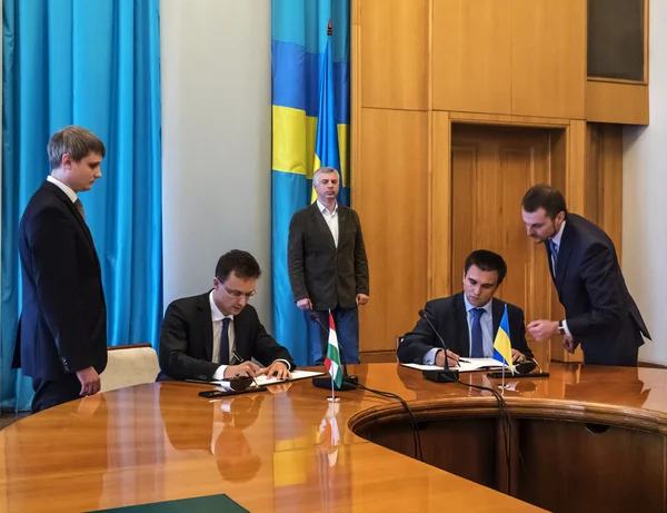 Klimkin i Siyyarto podpisania protokołu — Zdjęcie stockowe