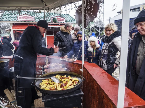 Kucharz gotuje ulicy żywności — Zdjęcie stockowe