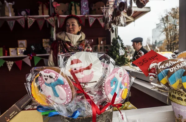 Torturi de Crăciun în magazin la târg — Fotografie, imagine de stoc