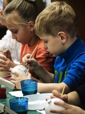 Çocuklar Noel süsleri boyalı