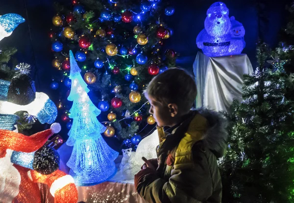 Мальчик и рождественские иллюминации — стоковое фото