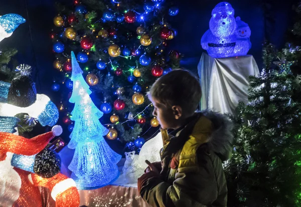 Jongen en Kerstmis illuminations — Stockfoto