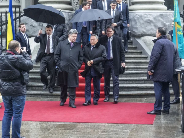 Porochenko et Nazarbaïev pendant leur visite de travail — Photo