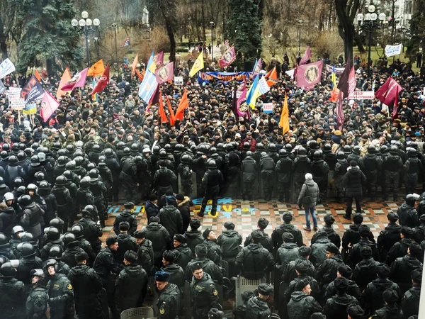 Демонстрантів зібралися біля Верховної Ради — стокове фото