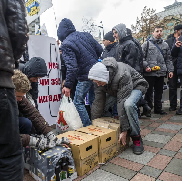 Ukrspirt protesterar och dela ut öl — Stockfoto