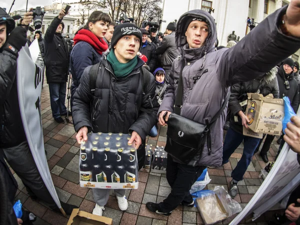 Ukrspirt protesting and handing out beer — Stock Photo, Image