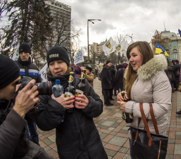 Ukrspirt protestando e distribuindo cerveja — Fotografia de Stock