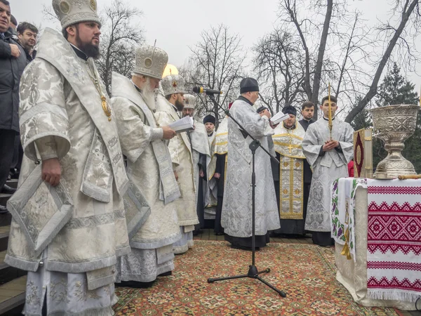 Patriarch Filaret houdt goddelijke service — Stockfoto