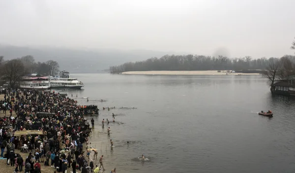 Les croyants se baignent dans la rivière Dnipro — Photo
