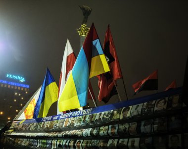 Kiev protestolara kurbanları onurlandıran