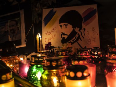 Kiev protestolara kurbanları onurlandıran