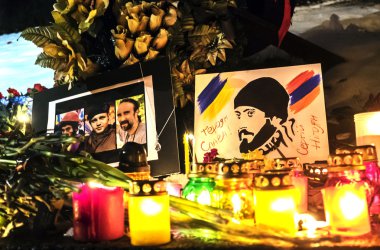 Kiev protestolara kurbanları onurlandıran