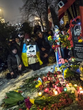 Kiev protestolara kurbanları onurlandıran