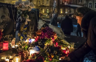 Kiev protestolara kurbanları onurlandıran