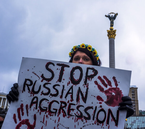 25 ЯНВАРЯ 2015 - КИЕВ, Украина: Безразличный украинец держит плакат против российской агрессии
.
