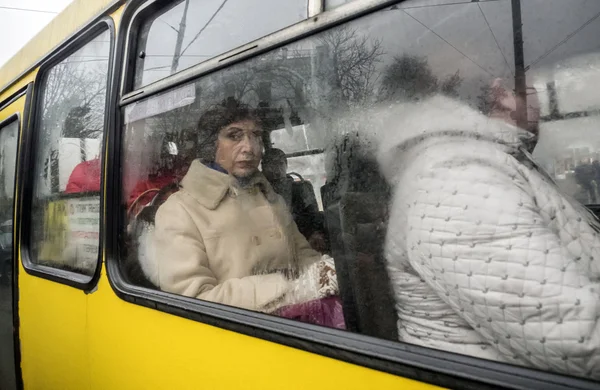 Женщина в окне автобуса — стоковое фото