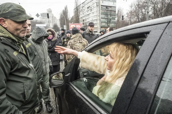 Kobieta w samochodzie negocjuje z żołnierzy — Zdjęcie stockowe