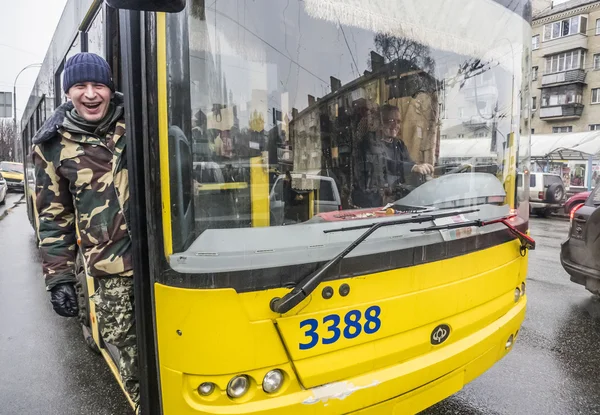 Voják dobrovolníků ve vozíku — Stock fotografie