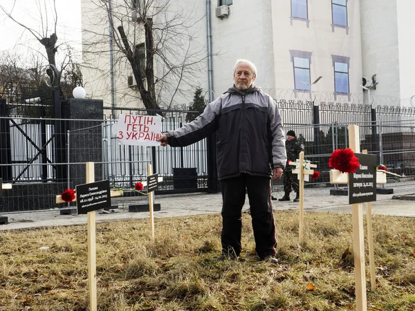 Man med Vladimir Putin, komma ut ur Ukraina banner — Stockfoto