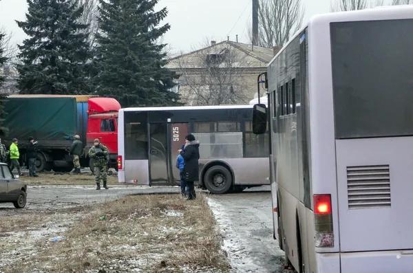 避難者のためのバスのコンボイ — ストック写真