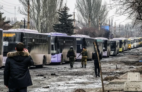 Конвой автобусов для беженцев — стоковое фото