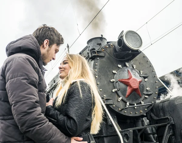 Couple kissing near old steam locomotive — Stock Photo, Image