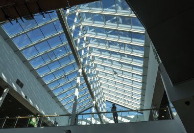 Kız telefonda konuşuyor.