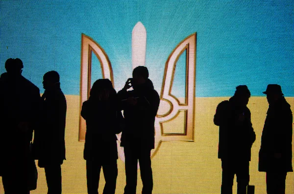 Groep mensen op achtergrond van Oekraïense vlag — Stockfoto